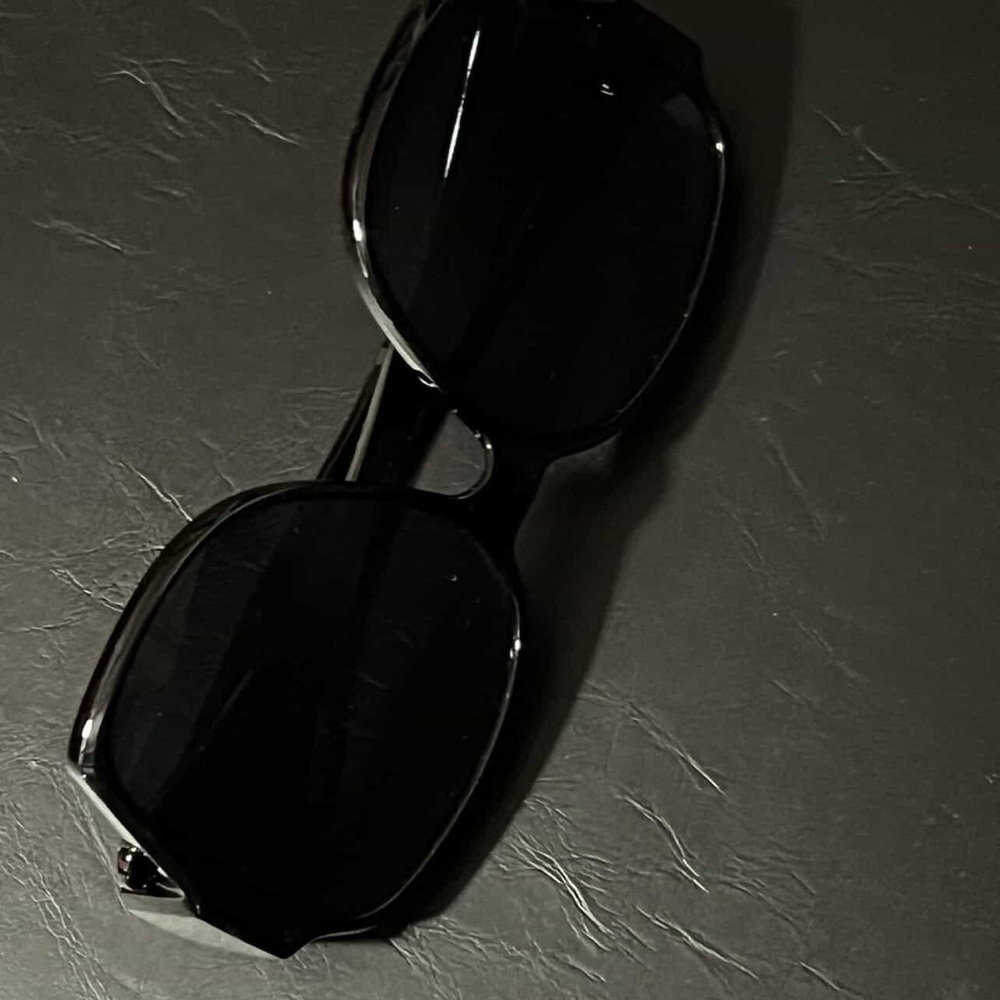 Elegant Black Sunglasses